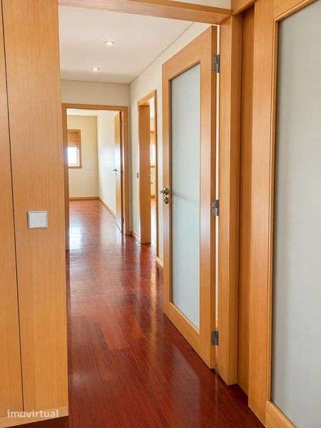 T2 com Suite, Varanda e Garagem | 109 m² | Metro a 350 m - Grande imagem: 4/12