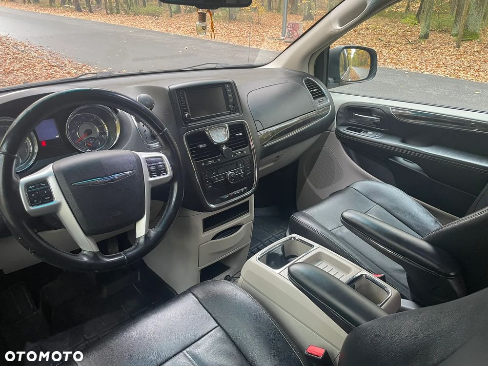 Chrysler Town & Country 3.6 Limited - 14