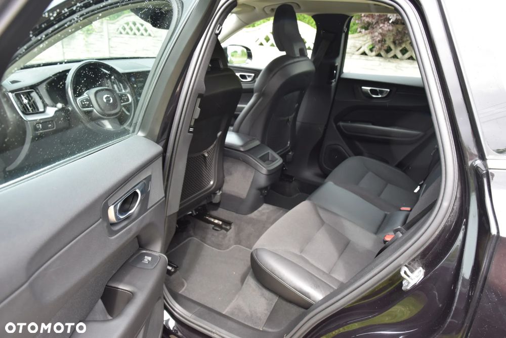 Volvo XC 60 B4 D AWD Geartronic Momentum Pro - 23