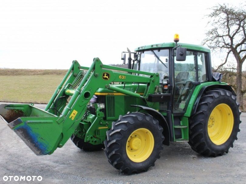 John Deere 6310 Zawiera łopatę i ładowacz czołowy