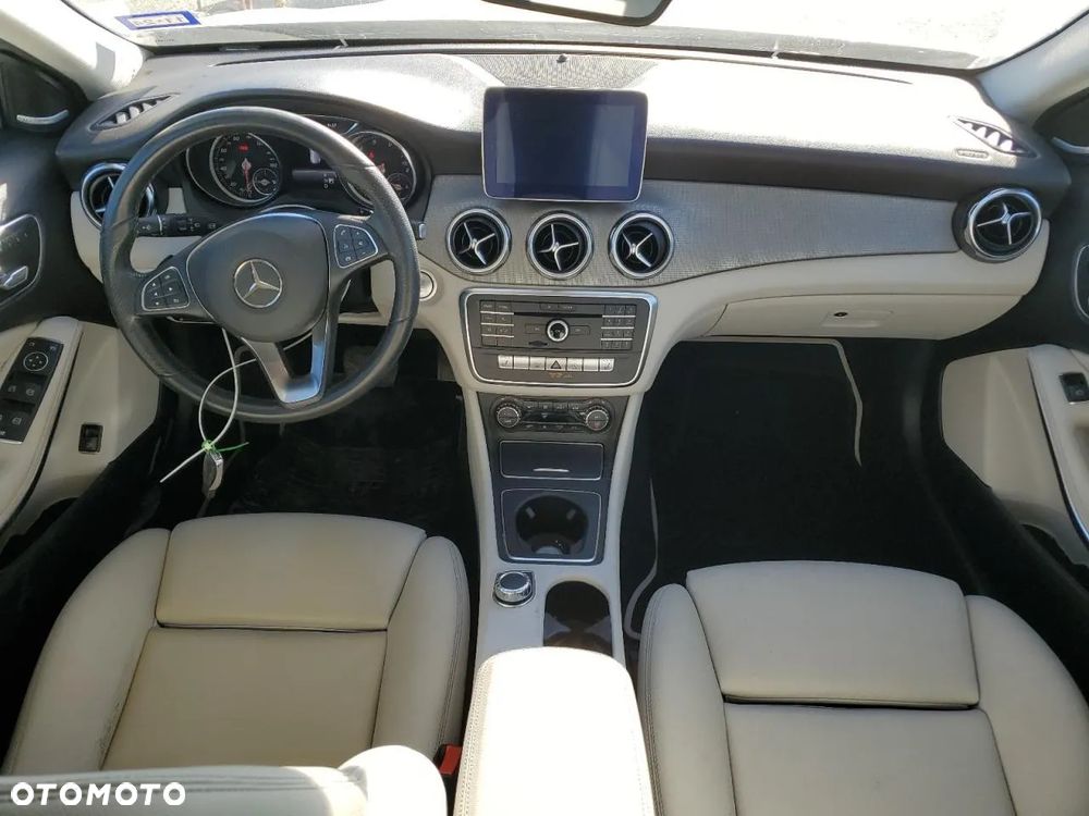 Mercedes-Benz GLA - 8