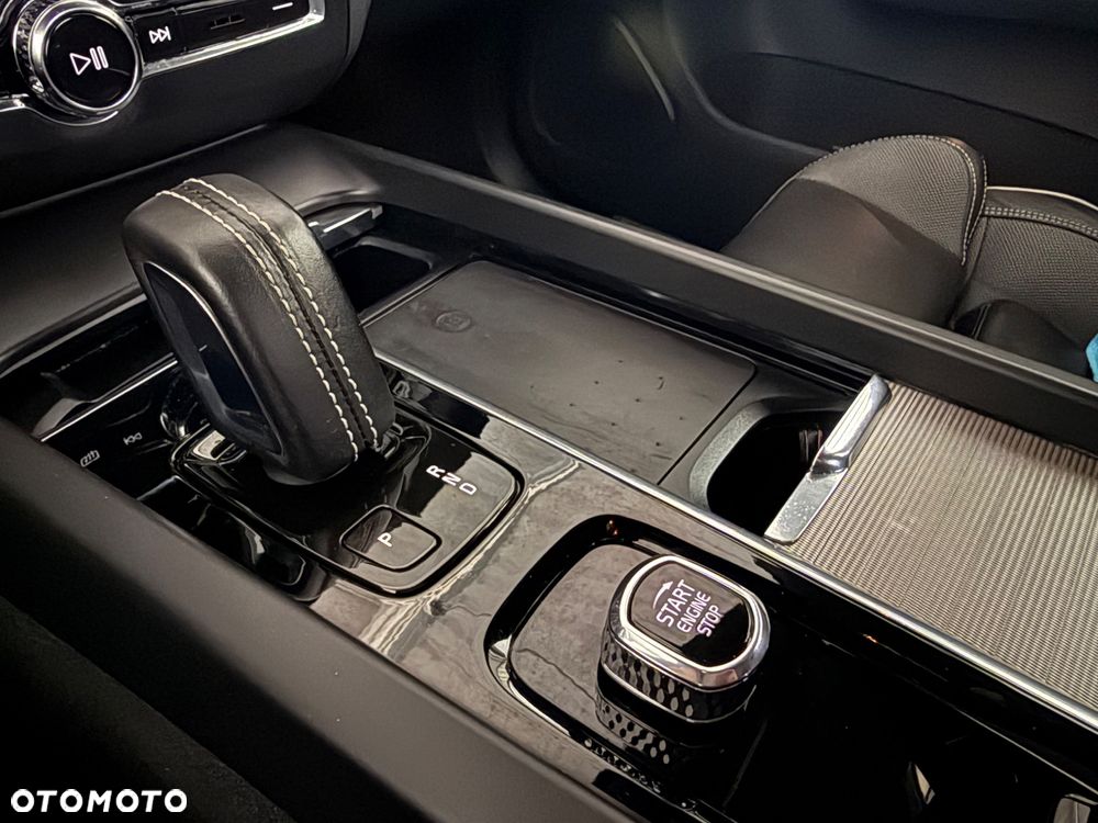 Volvo XC 60 B4 D AWD Plus Dark - 32