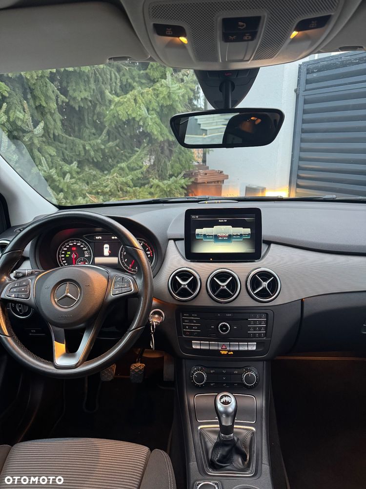 Mercedes-Benz Klasa B 180 Edition - 17