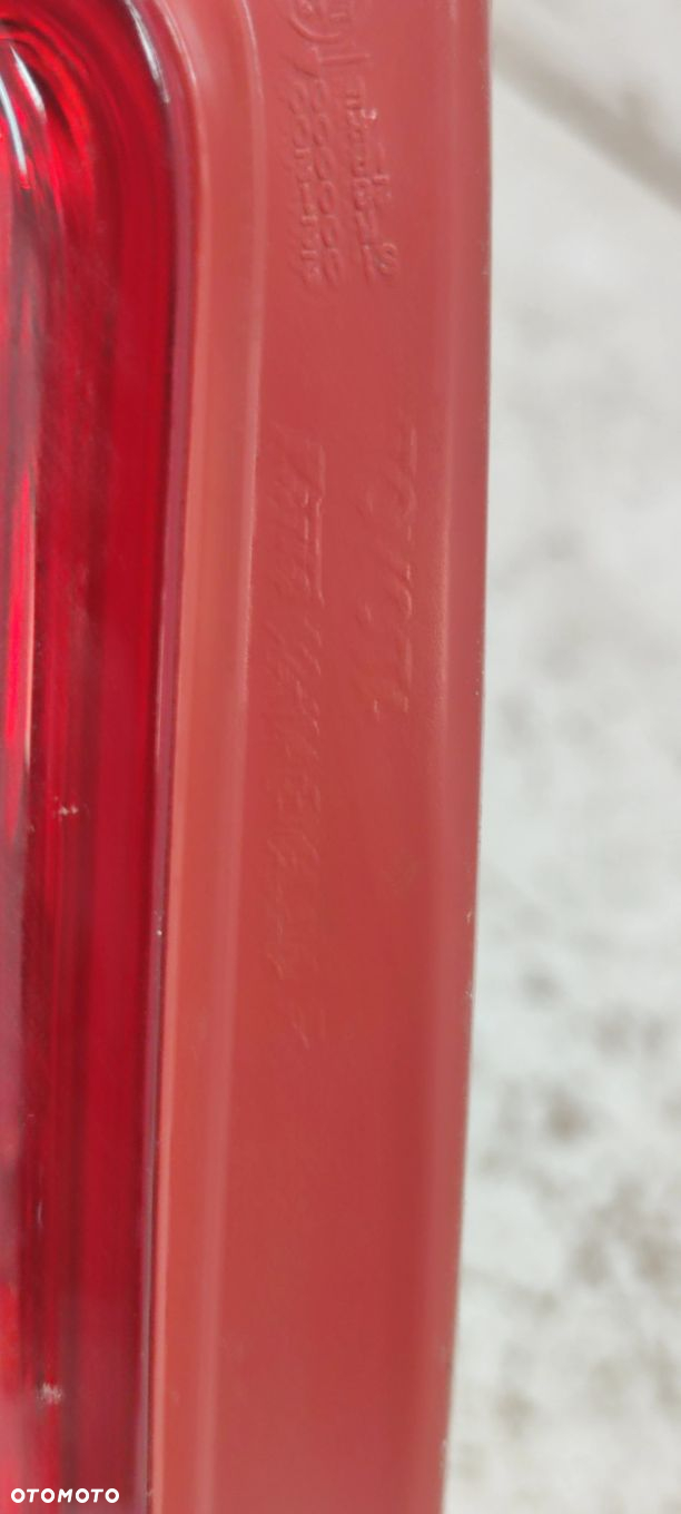 LAMPA PRAWA TYLNA TOYOTA AURIS E15 06-09 - 4