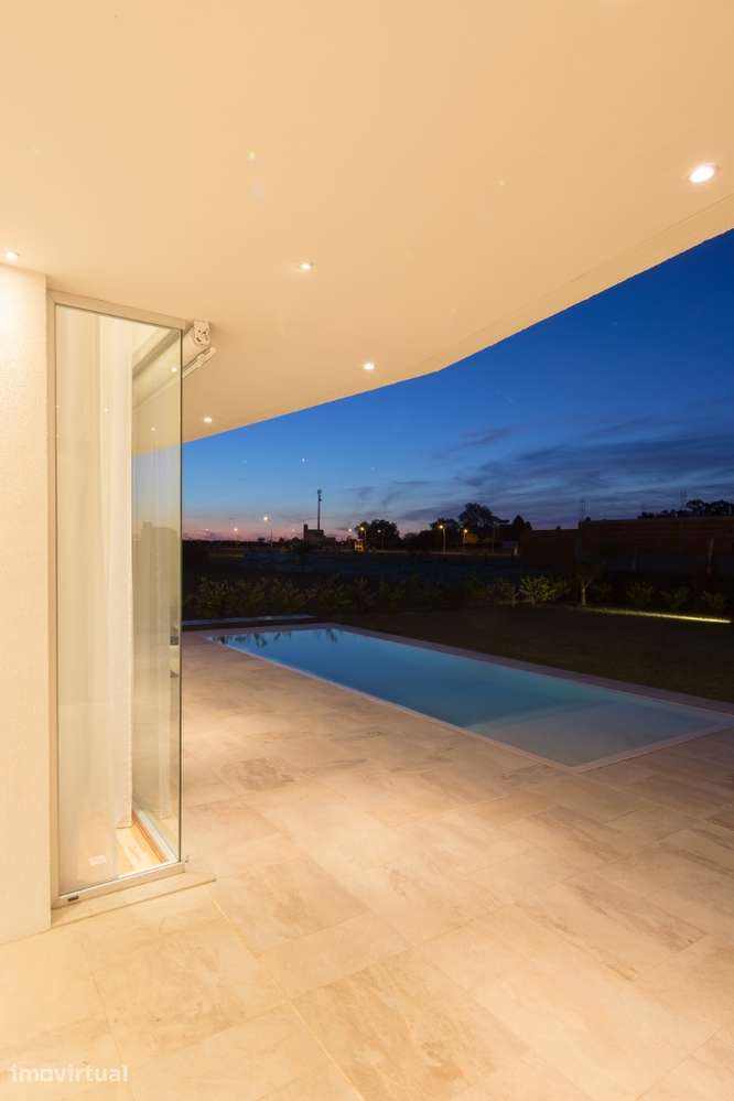 Moradia isolada T3 com piscina de design e construção moderna RSF - Grande imagem: 4/26