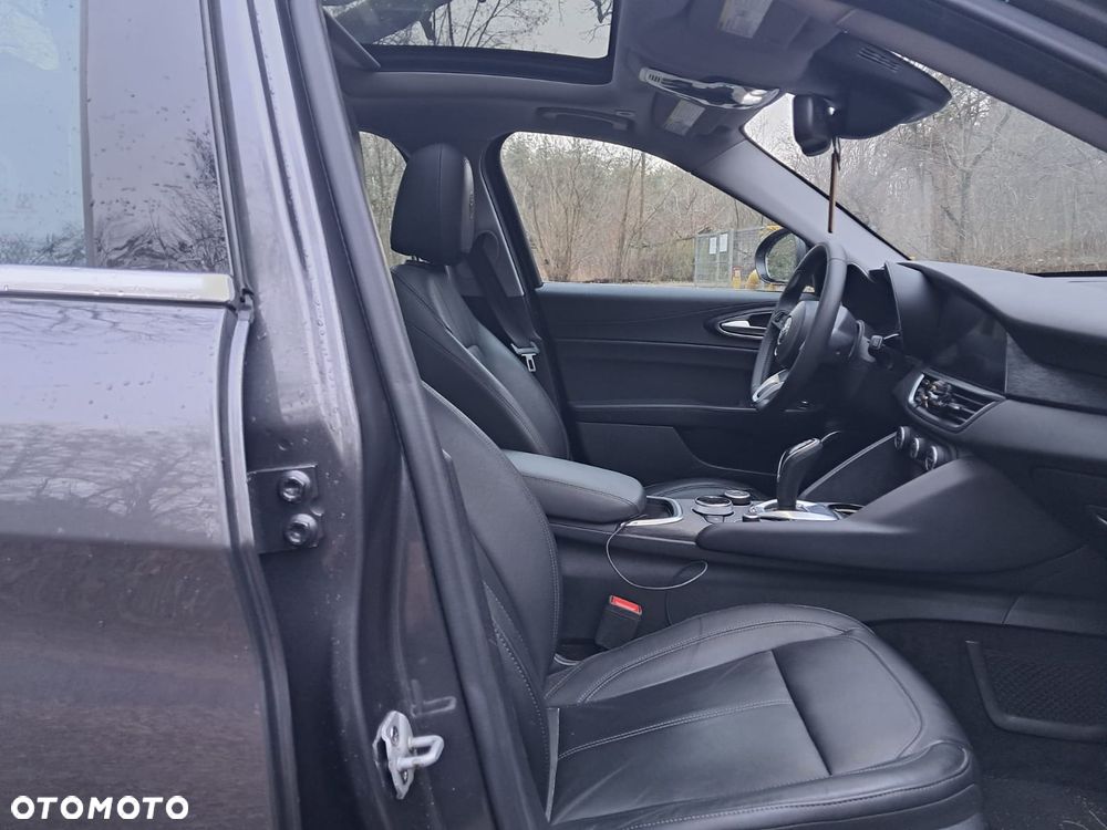 Alfa Romeo Giulia - 19