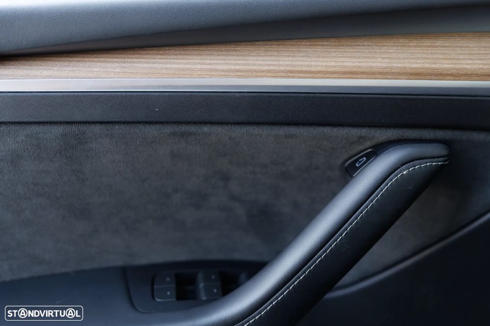 Tesla Model Y Long Range Dual Motor AWD - 34