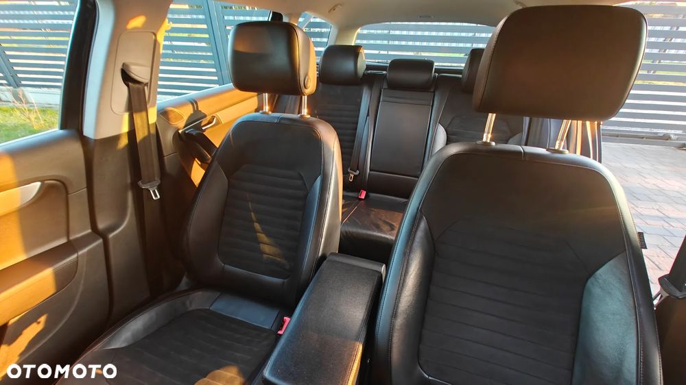 Volkswagen Passat 2.0 TDI DPF Highline - 14
