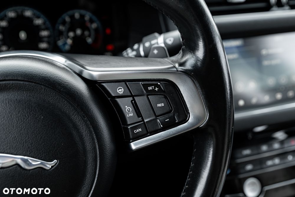 Jaguar XF 35t R-Sport - 32