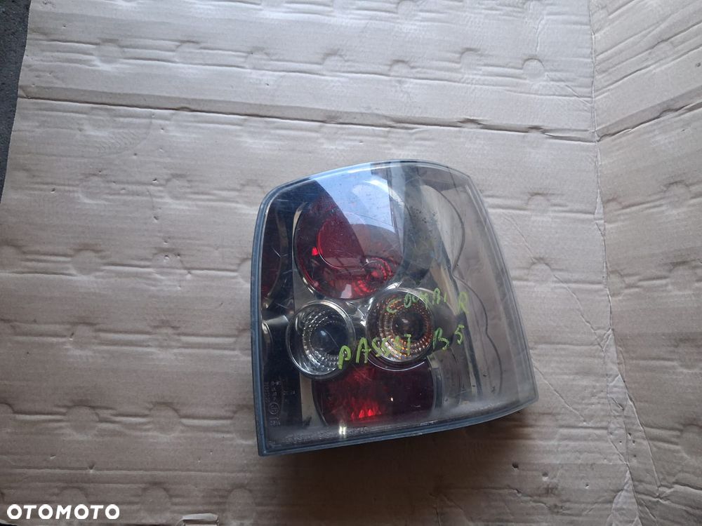 Lampa tył VW PASSAT B5 kombi PRAWA  oe - 1