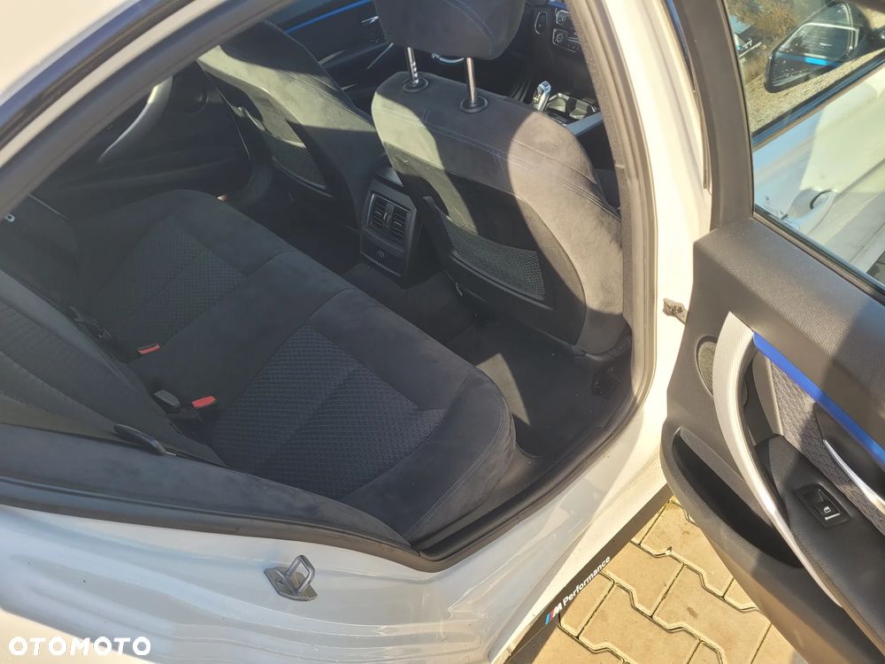 BMW Seria 3 330i M Sport - 11