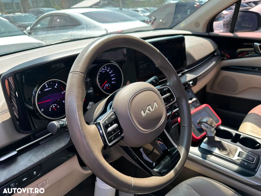 Kia Carnival - 12