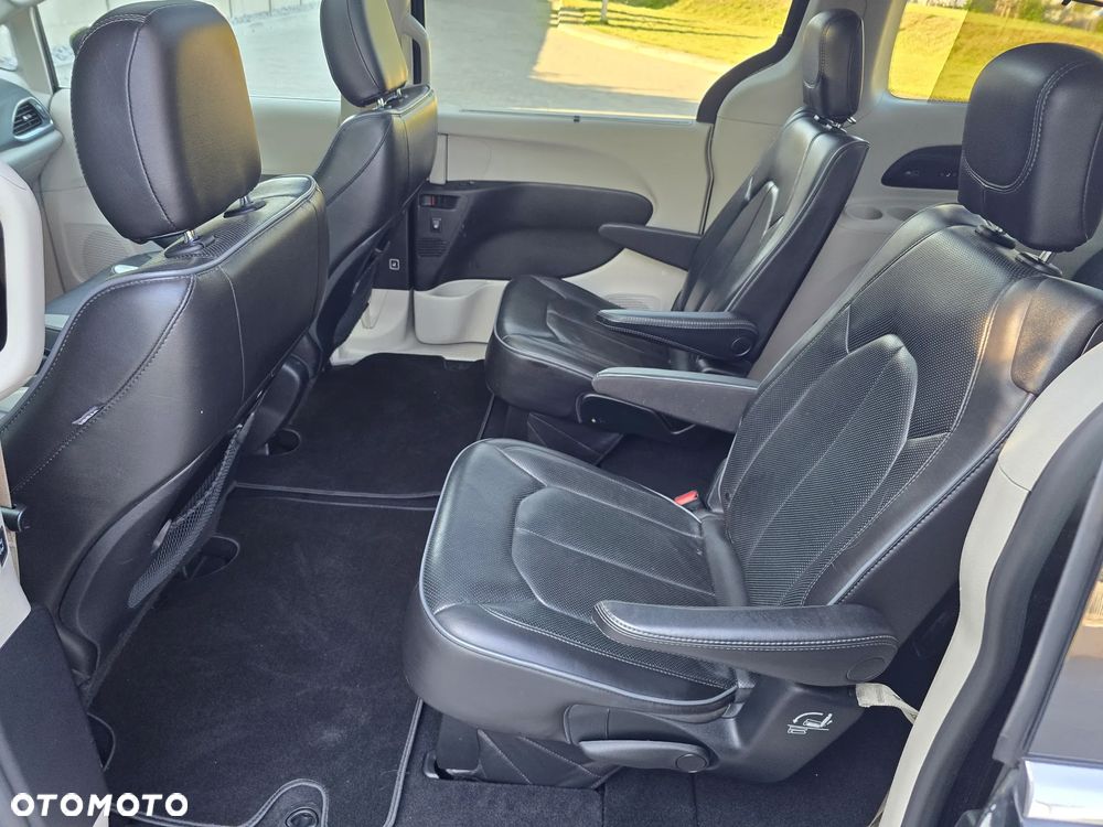 Chrysler Pacifica - 30