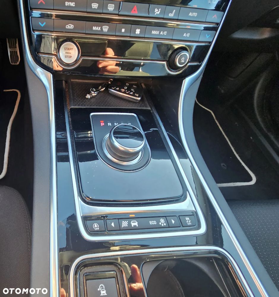 Jaguar XE 2.0 D Prestige - 8