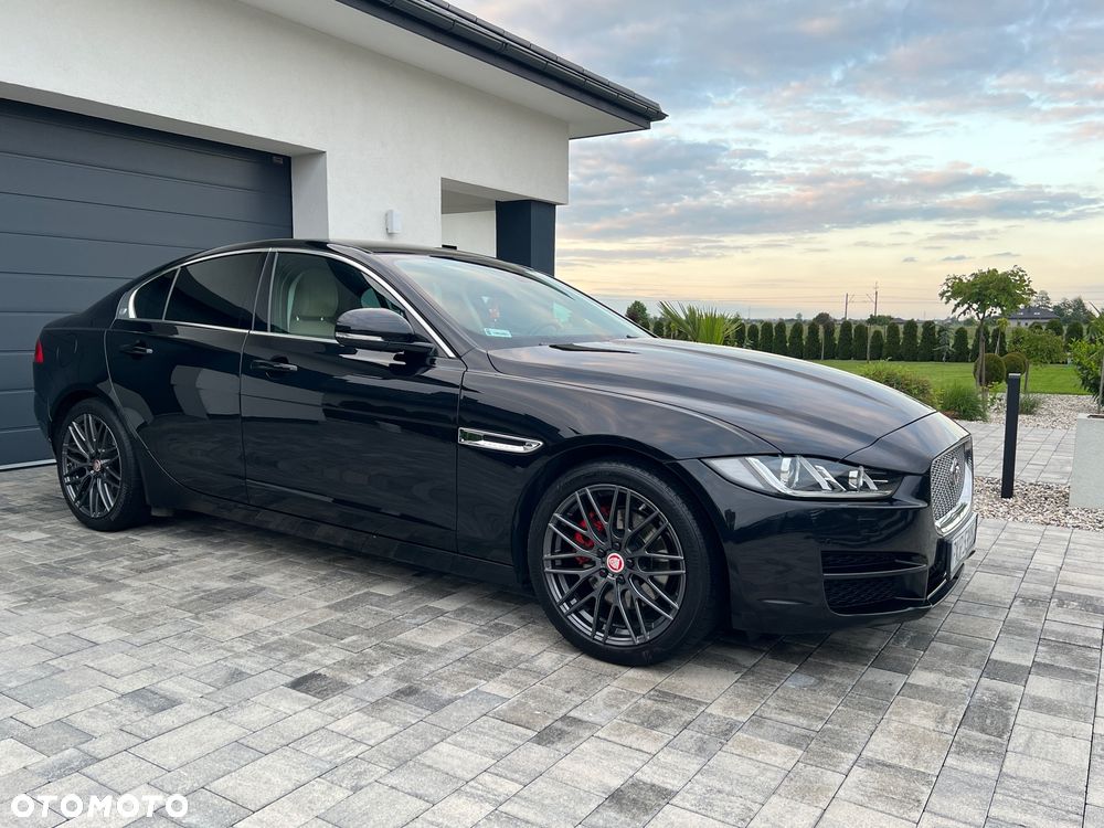 Jaguar XE 2.0 D Prestige - 4