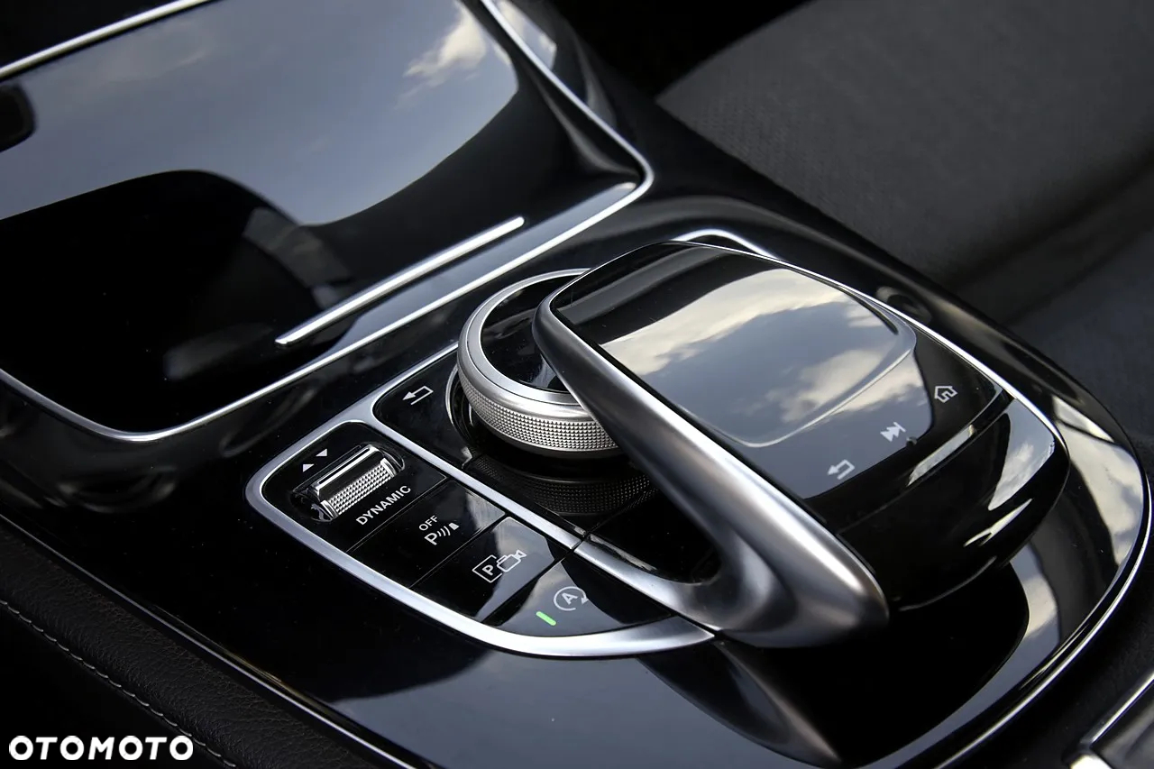 Mercedes-Benz Klasa E 220 d 4Matic T 9G-TRONIC Avantgarde - 18