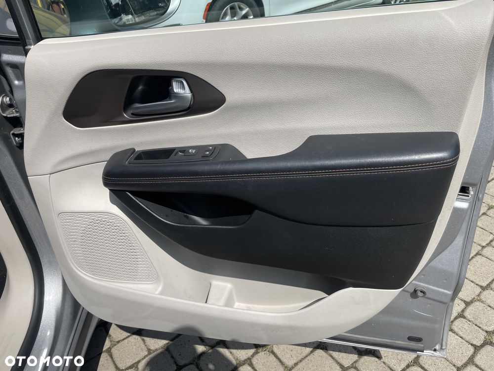 Chrysler Pacifica - 22