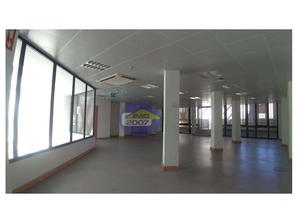 Edifício de serviços no centro de Vila Real - Grande imagem: 3/36