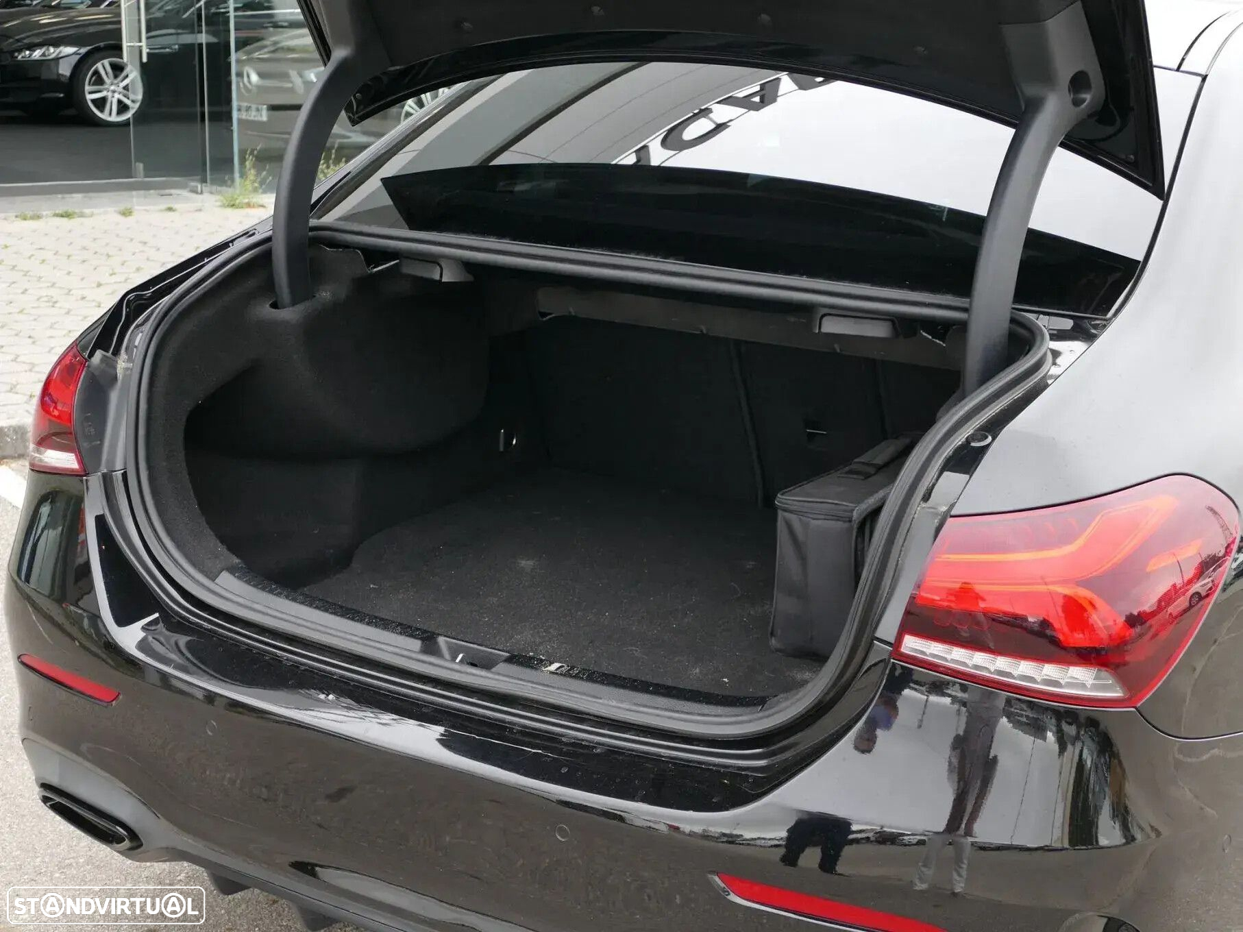 Mercedes-Benz A 250 Limousine e AMG Line - 5