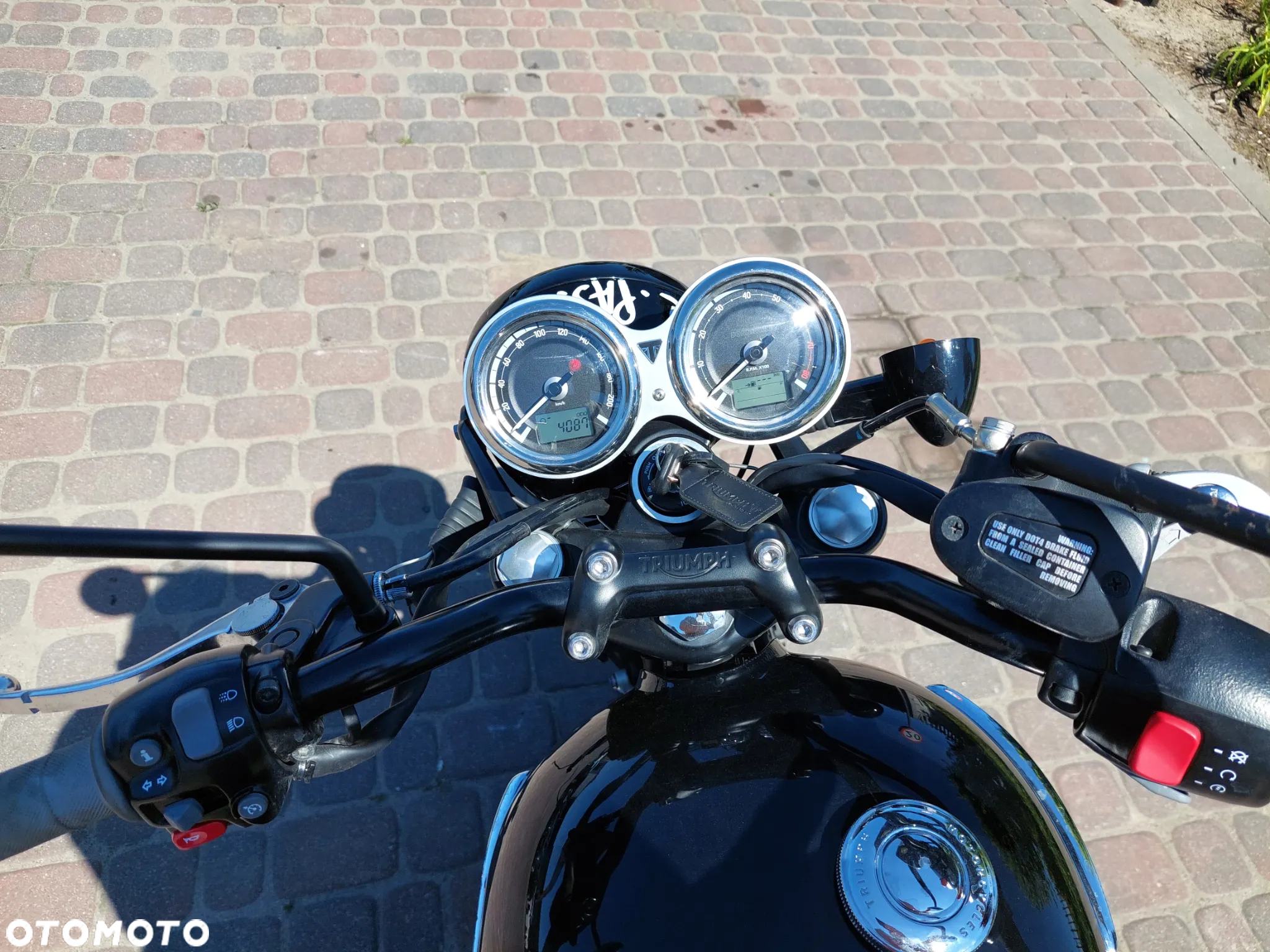 Triumph Bonneville - 9