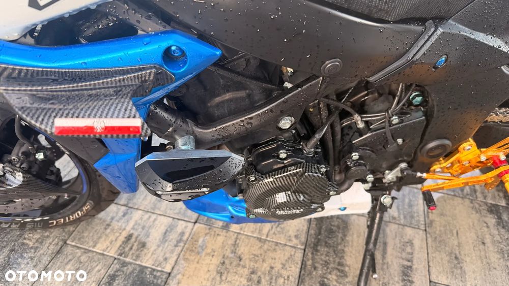 Suzuki GSR - 14