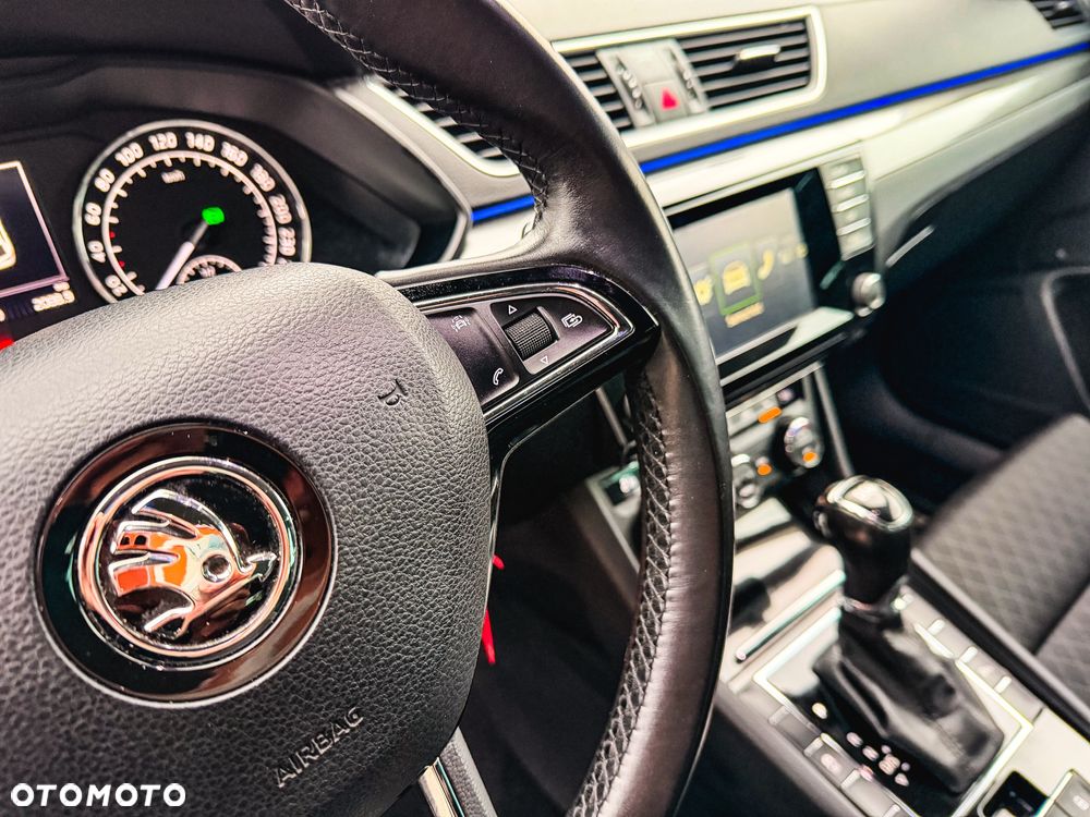 Skoda Superb 2.0 TDI DSG Ambition - 36