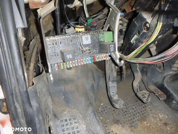 SKRZYNKA BEZPIECZNIKÓW VW T4