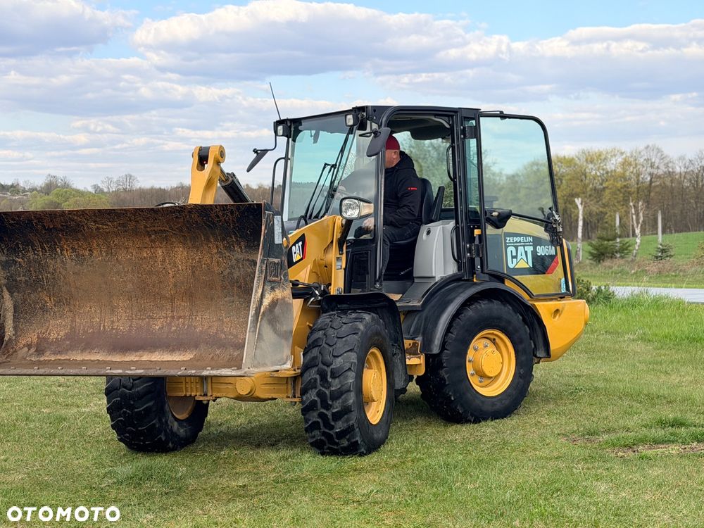 Caterpillar Ładowarka łamana 906M Cat łyżka widły 907 908 5 6 ton SZYBKOZŁĄCZE HYDRAULICZNE dodatkowe linie ZAMIATARKA za dopłatą - 18