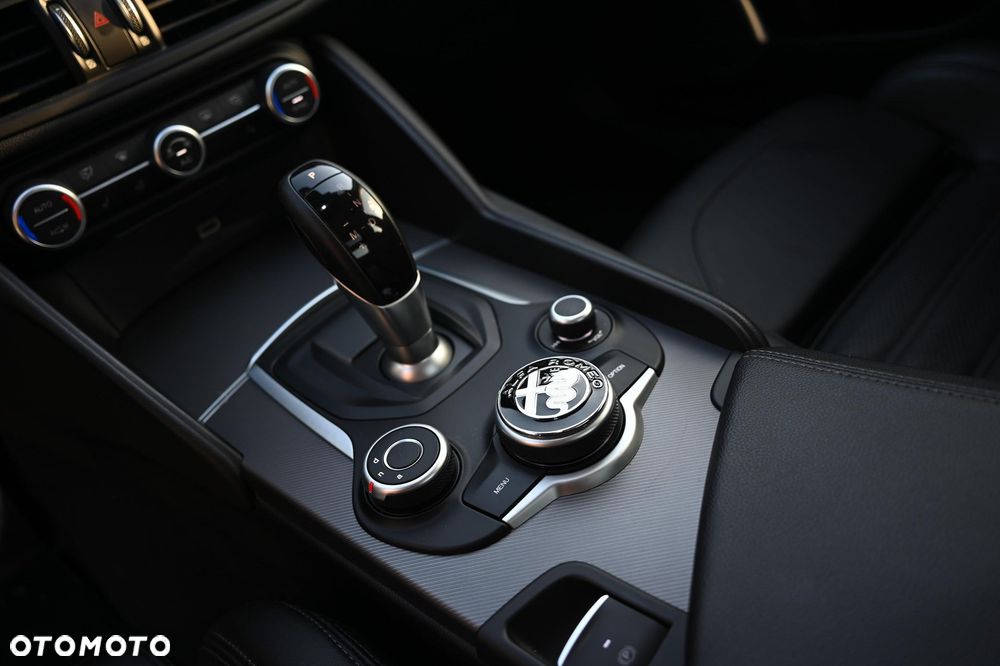 Alfa Romeo Giulia 2.0 Turbo 16V AT8-Q4 Veloce Ti - 27