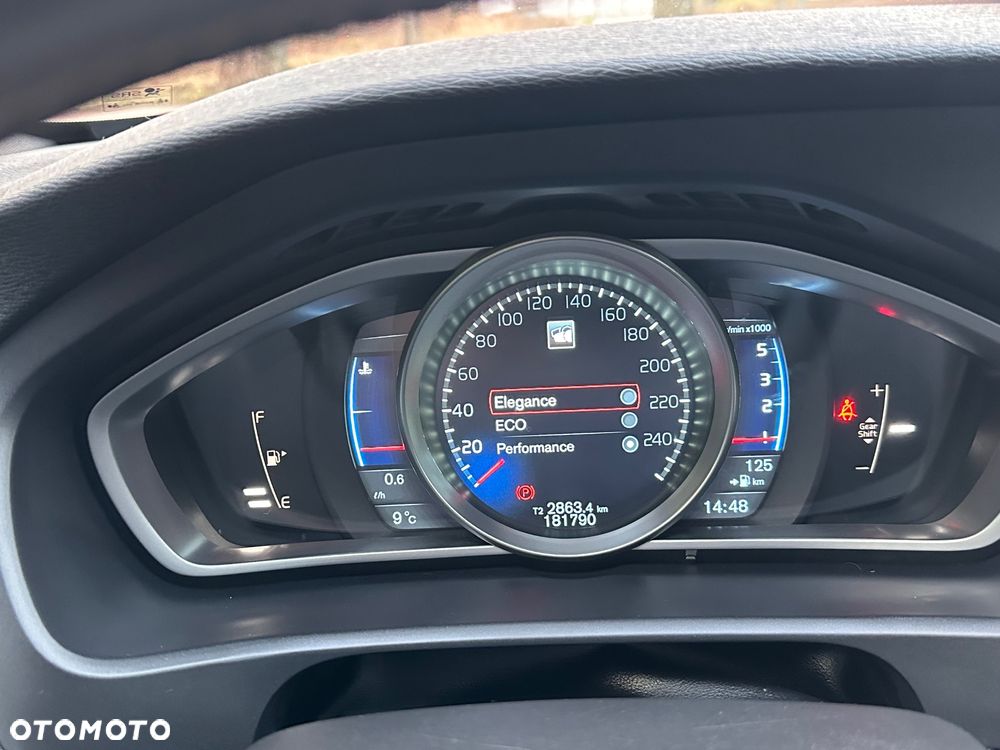 Volvo V40 D2 R Design - 34