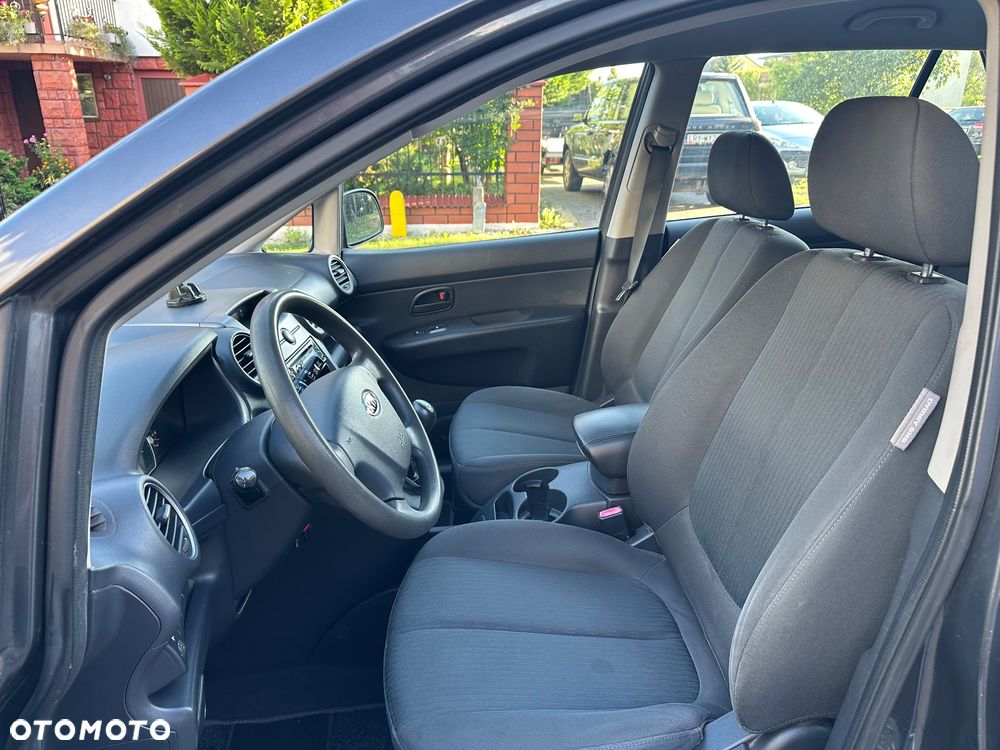 Kia Carens 2.0 EX - 17