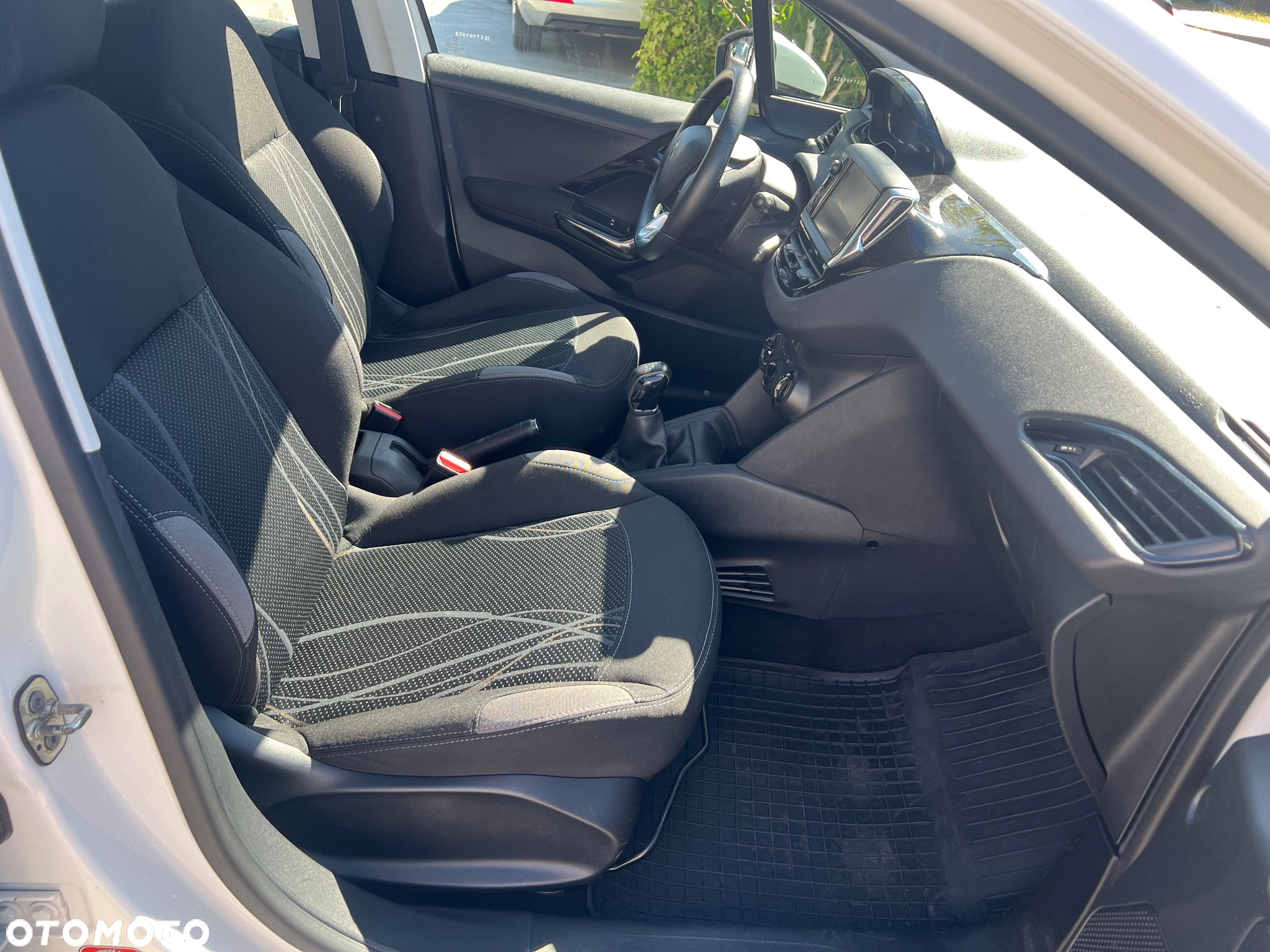 Peugeot 208 - 29