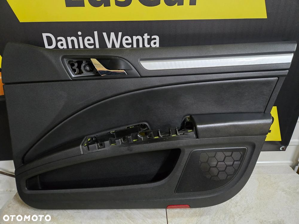 Boczek drzwi skóra prawy skoda superb II