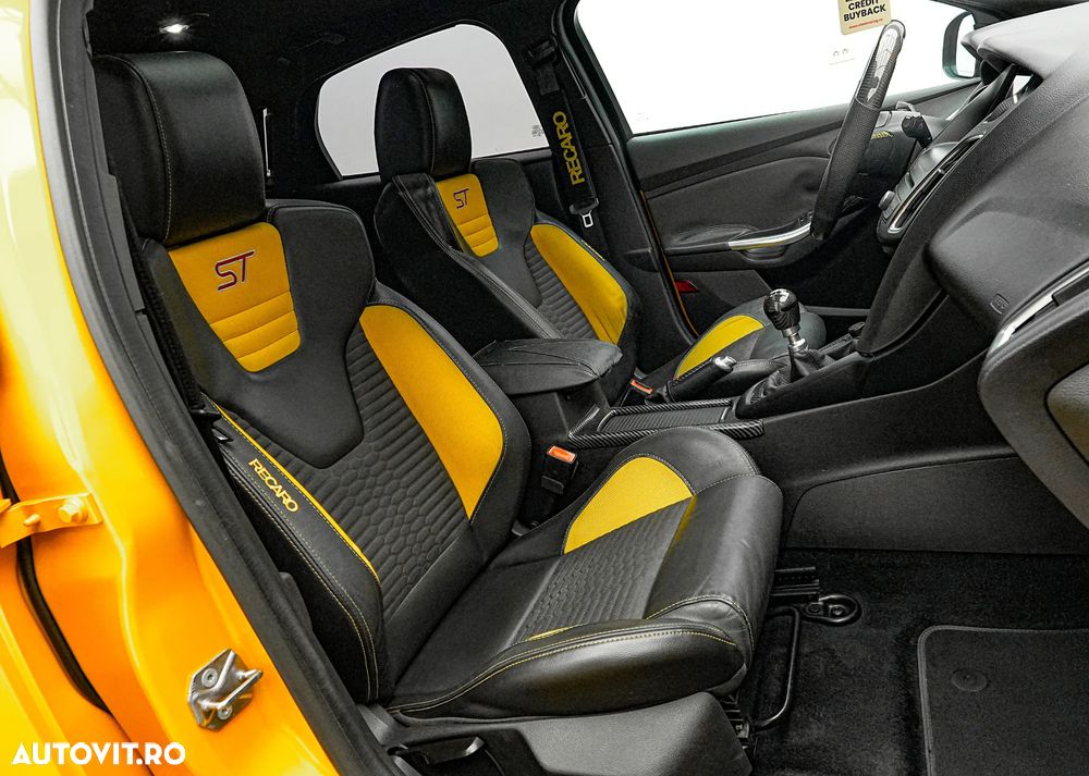 Ford Focus 2.0 EcoBoost ST mit Leder-Exclusiv-Paket - 16