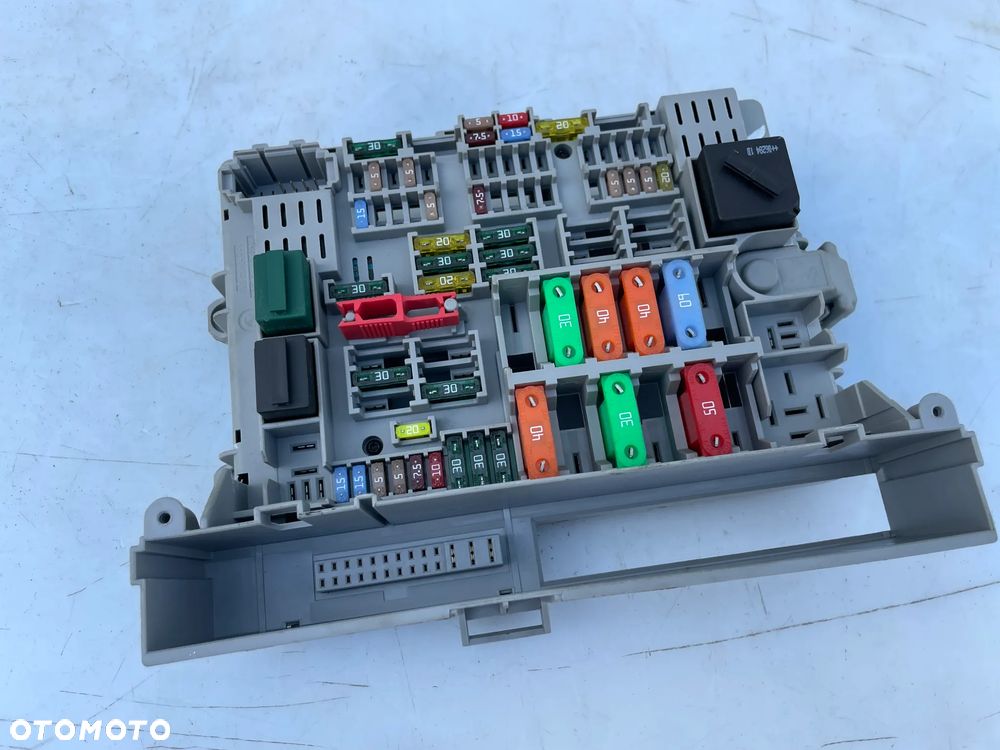 SKRZYNKA BEZPIECZNIKÓW 10688710 690662406 BMW E90 2.0 - 3