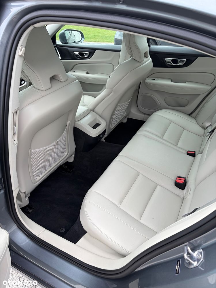Volvo S60 T5 Momentum Pro - 22