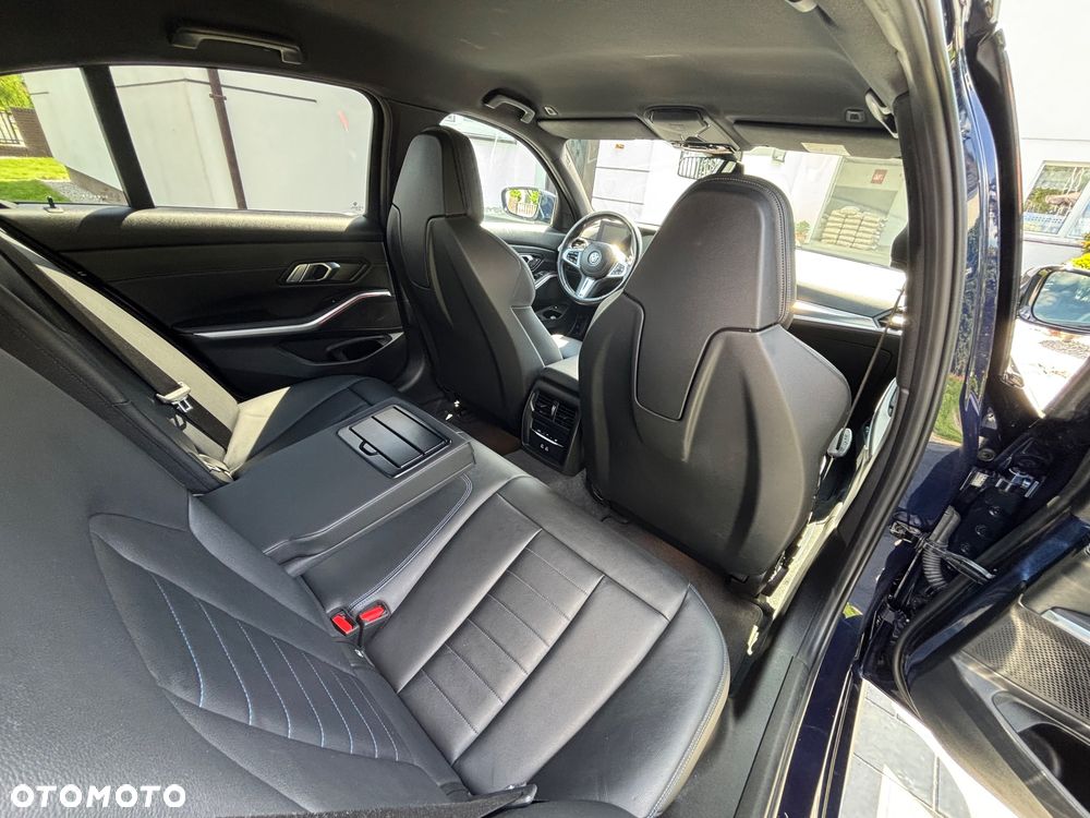BMW Seria 3 330e xDrive M Sport - 23