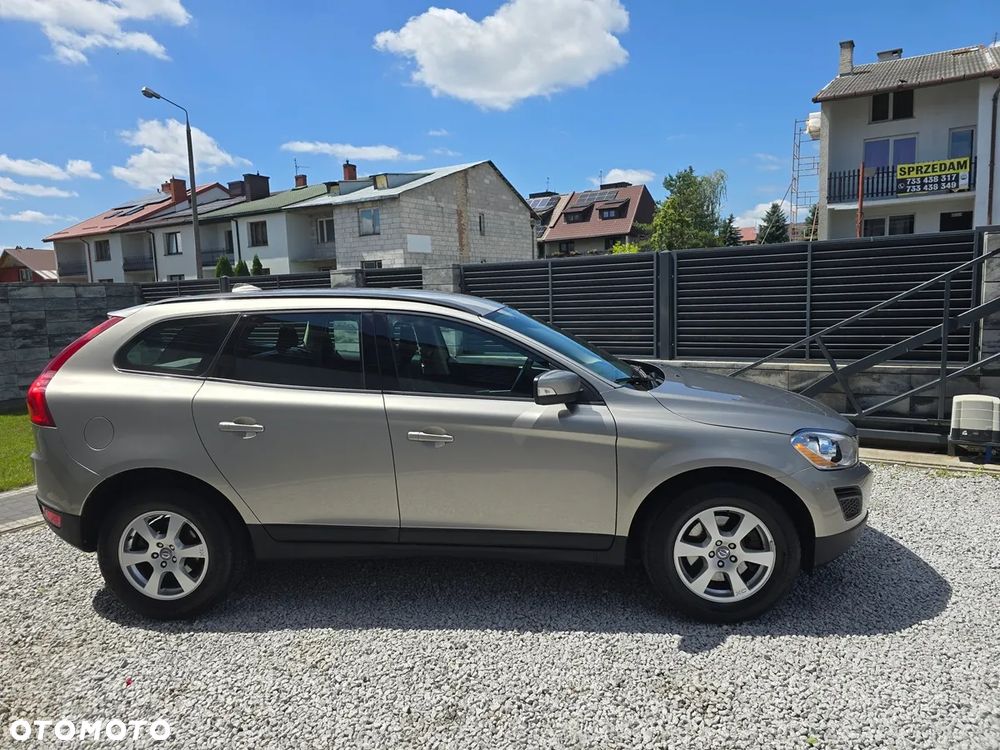 Volvo XC 60 D4 AWD R-Design Momentum - 4