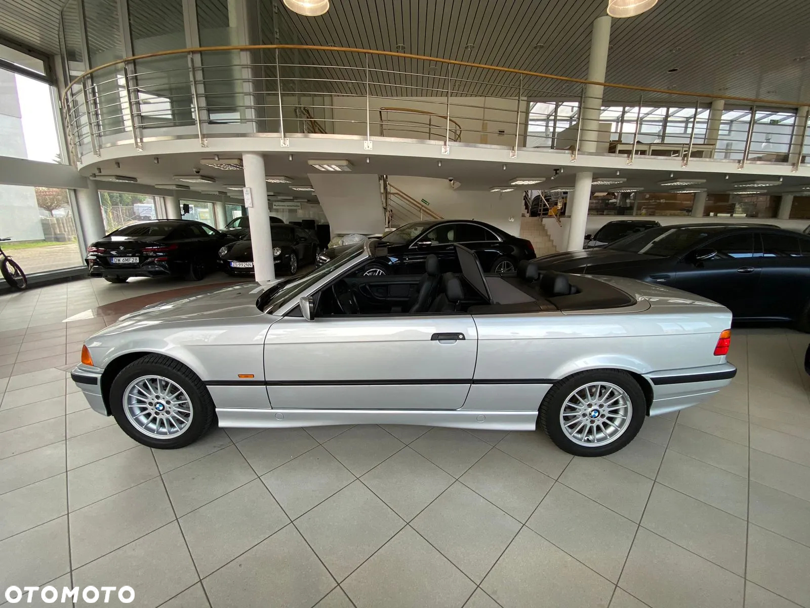 BMW Seria 3 318i Cabriolet - 16