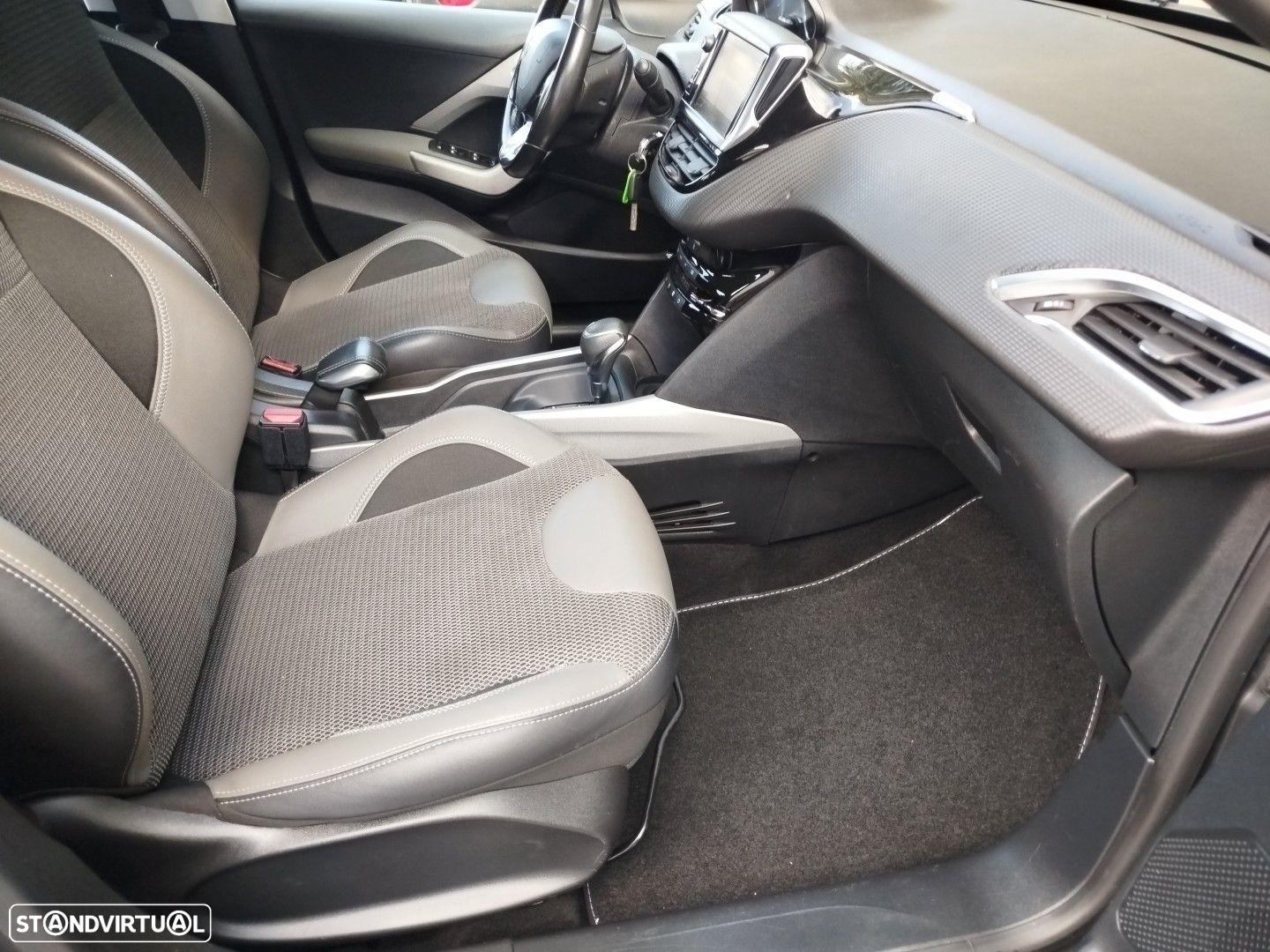 Peugeot 2008 1.2 PureTech Allure EAT6 - 22