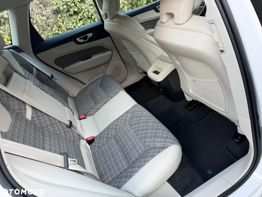 Volvo XC 60 B4 D AWD Momentum Pro - 34