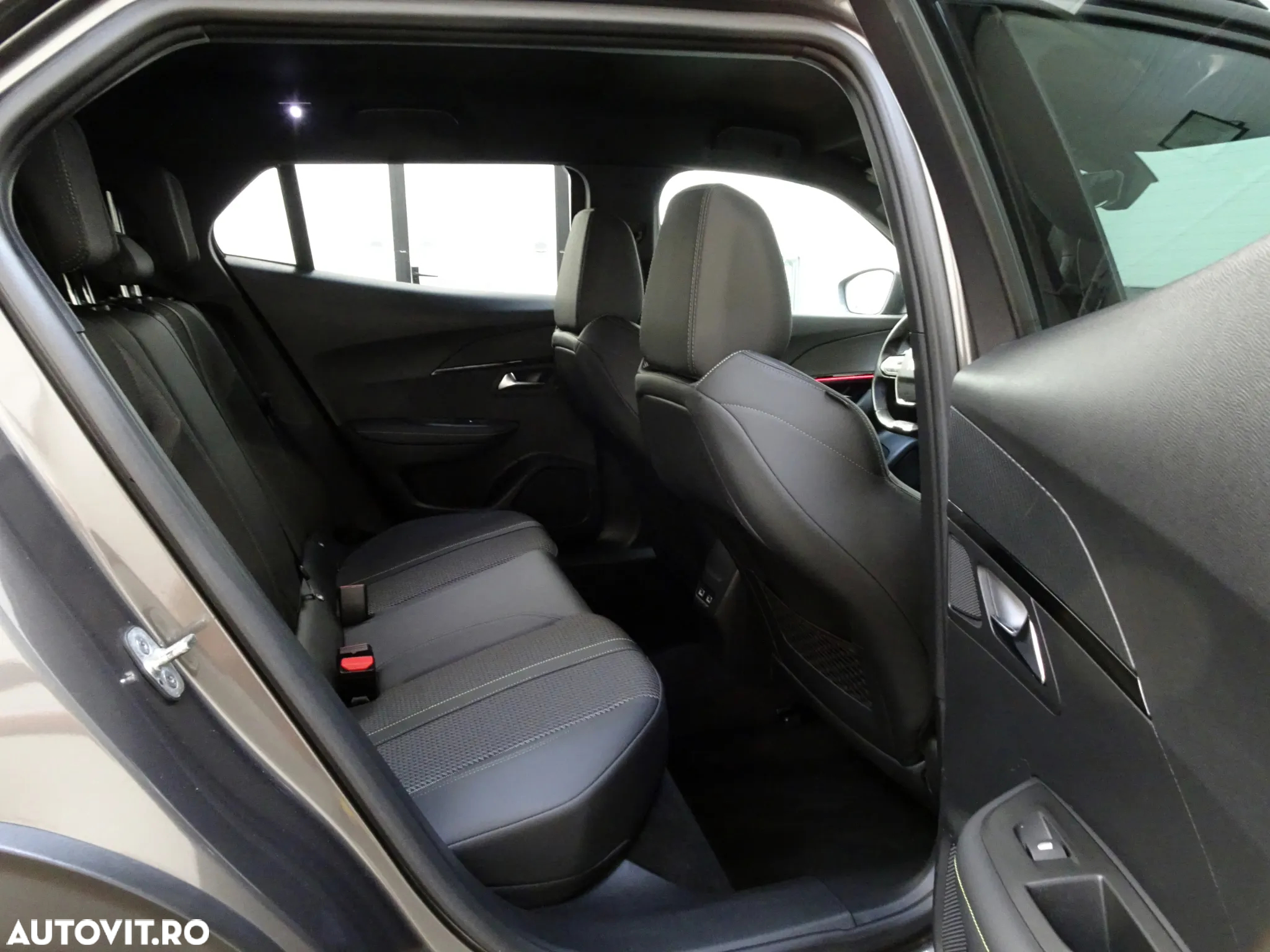 Peugeot 2008 PureTech 130 EAT8 GT - 11