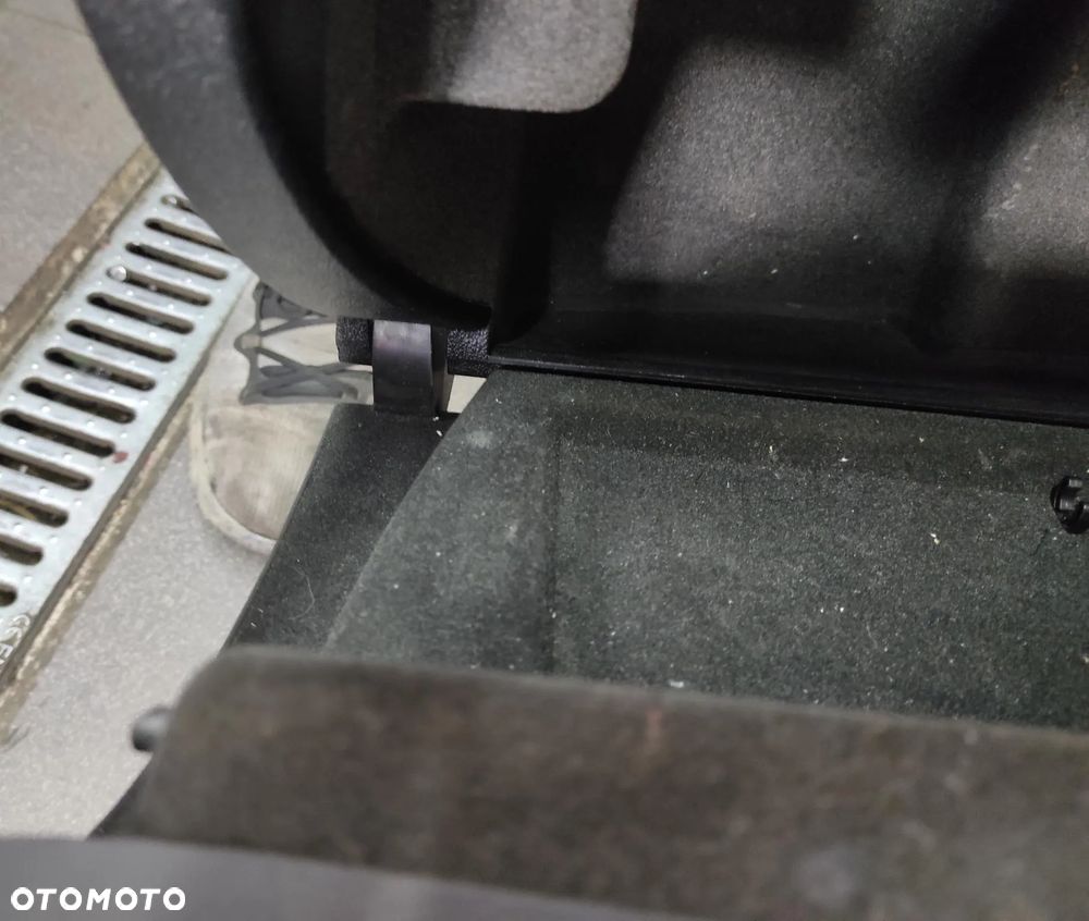 SCHOWEK PASAŻERA A3 8P CZARNY 1 - 7