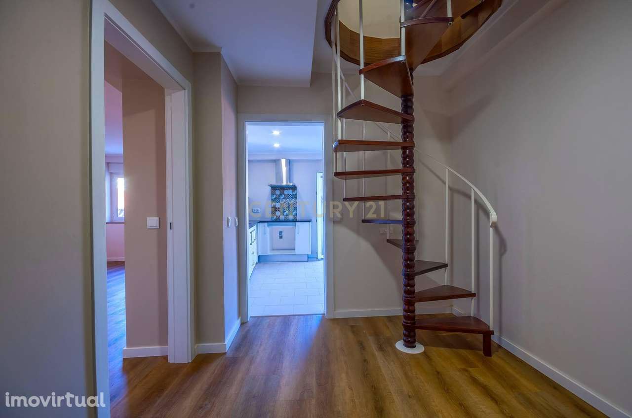 Apartamento T3 com parqueamento frente ao Parque D. Carlos I - Grande imagem: 2/19