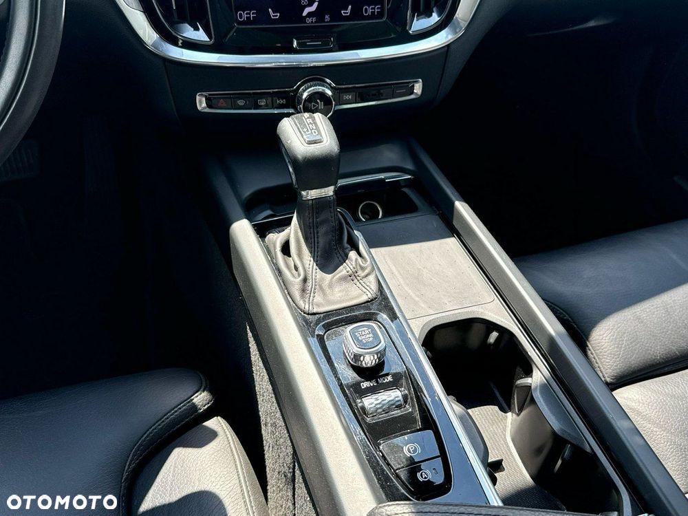Volvo V60 Cross Country D4 AWD Geartronic Pro - 26
