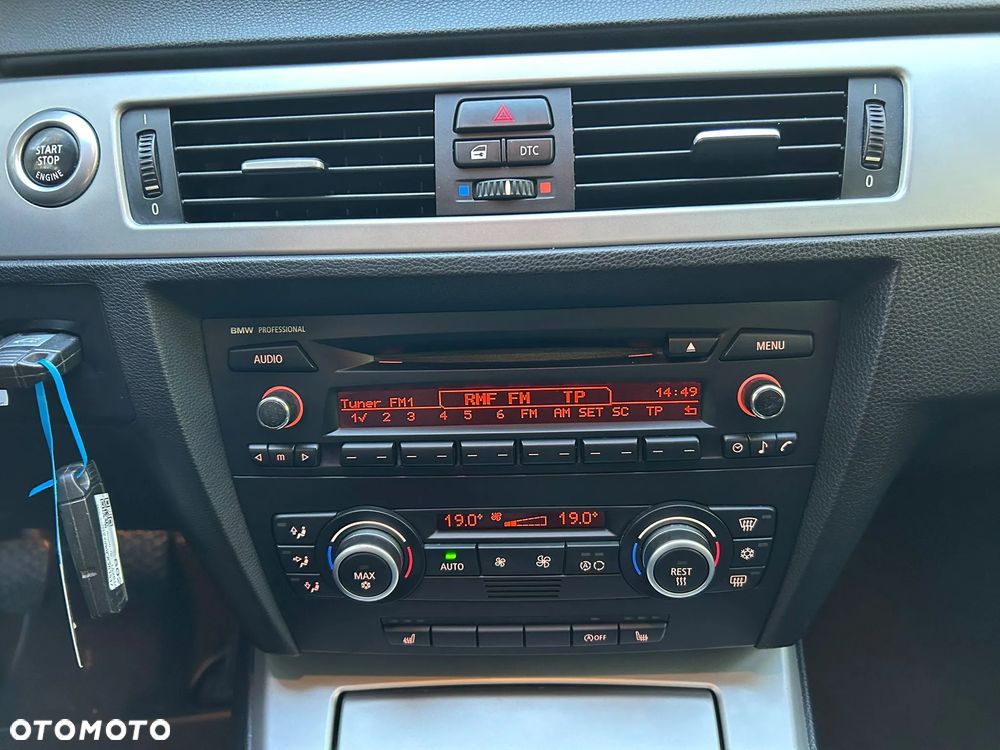 BMW Seria 3 318i Touring - 15