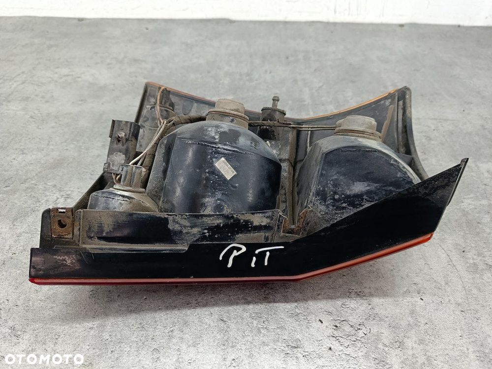LAMPA TYLNA PRAWA CHRYSLER PACIFICA I - 5