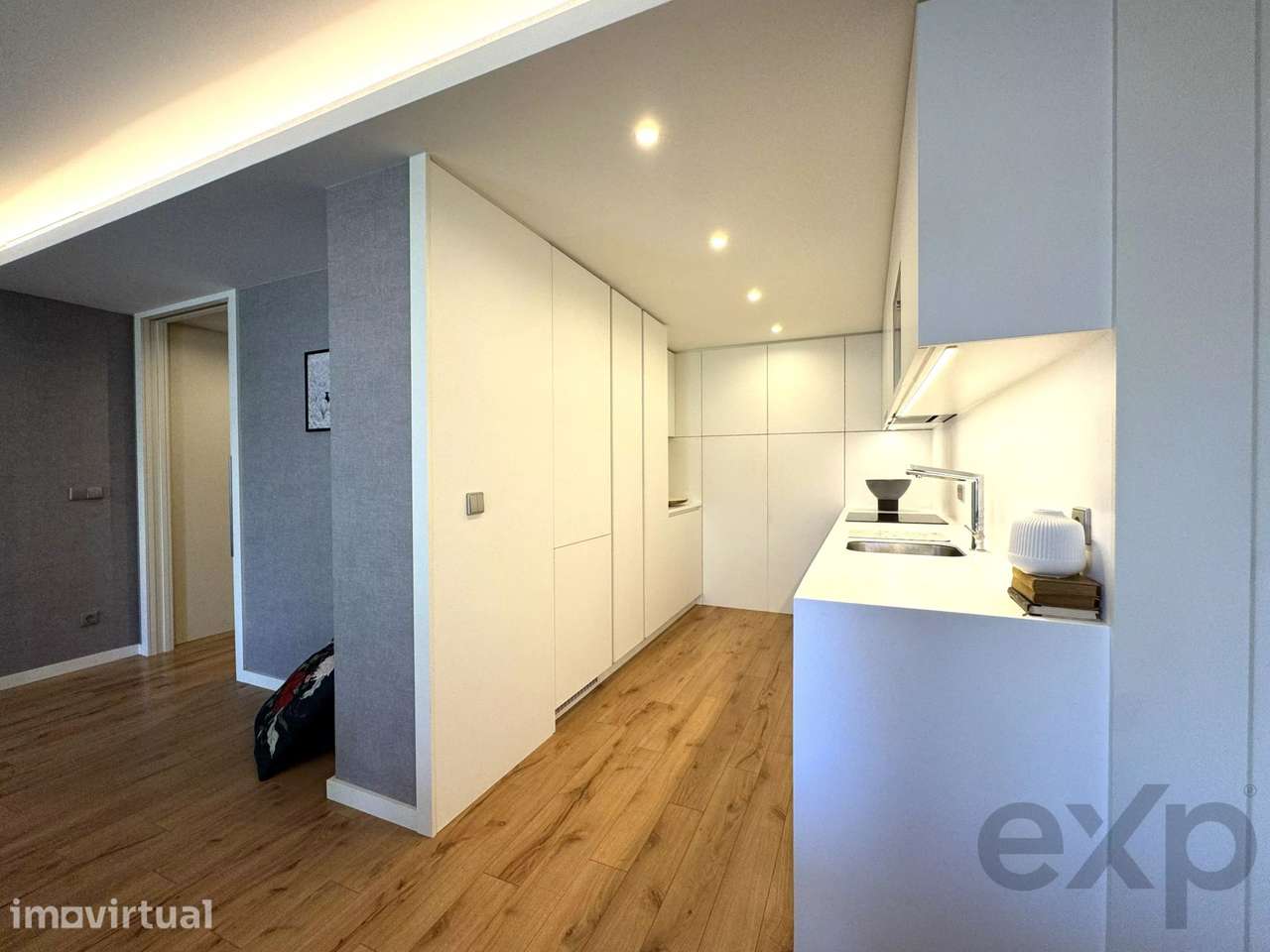 Duplex mobilado no último piso, com duas suítes, no coração do Porto - Grande imagem: 5/25