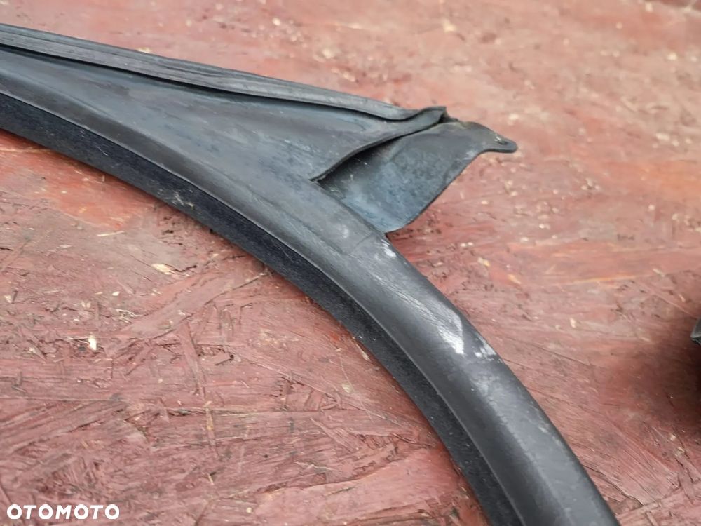 BMW E36 ORYGINALNA USZCZELKA LEWA / PRAWA DRZWI WERSJI CABRIO + USZCZELKA DACHU W DOBRYM STANIE. O NR: 8 176 273 / 8 176 274 / 8 135 273 OEM. BARDZO DOBRY STAN. - 17