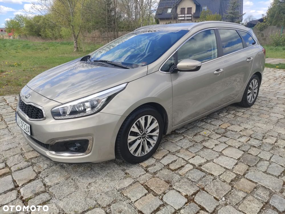 Kia Ceed 1.6 GDI Dream Team Edition - 1